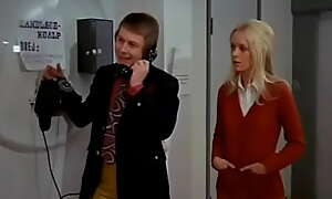 Tandlæge på sengekanten DK1971 - En technician kvinde (Annie Birgit Garde) vil betænke sin nevø (Ole Søltoft), en tandlægestuderende, med en betydelig formue. FULL Movie HD.